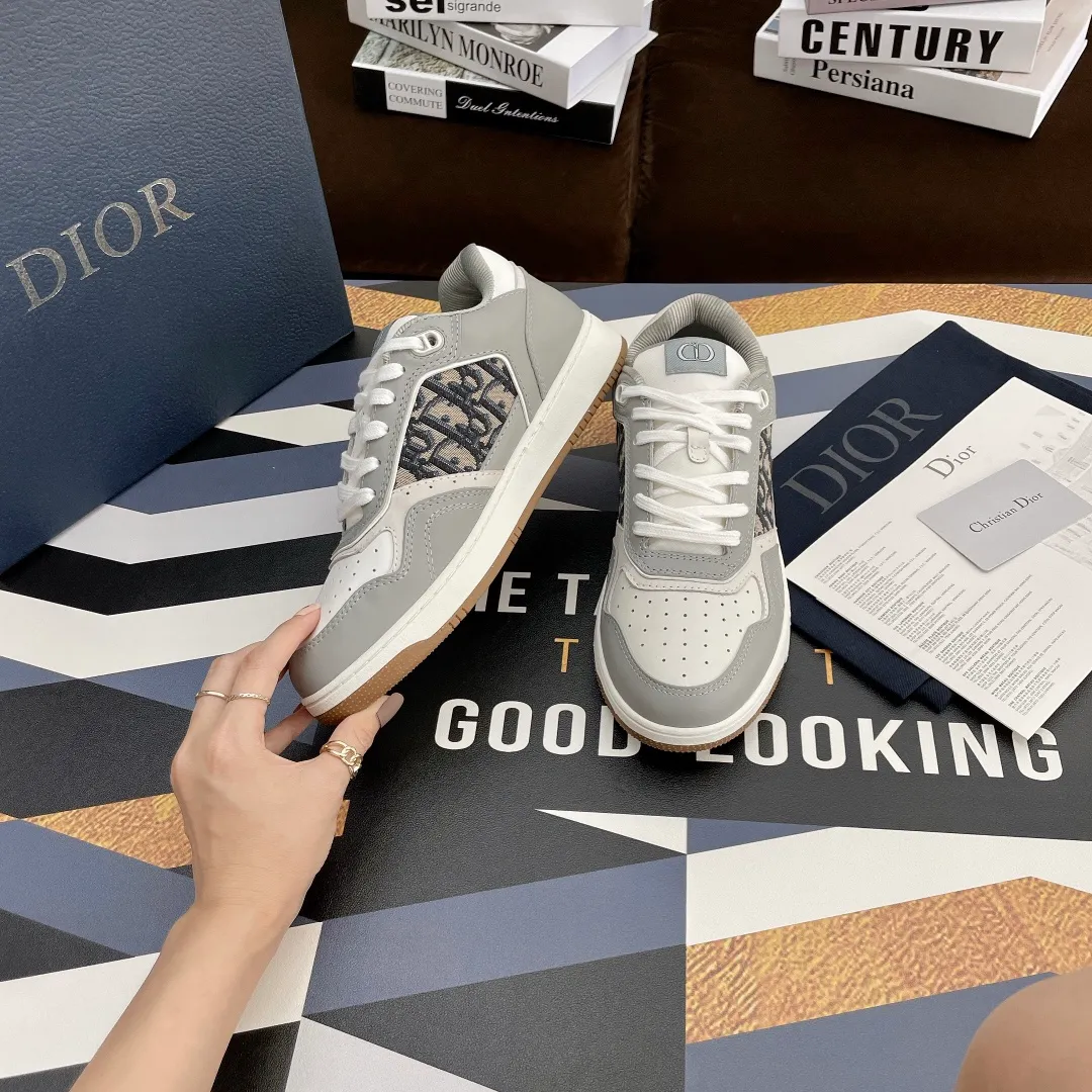 👟👟Ex-factory price 480👟👟 .(3D printing +20) Dior Dior🔥Counter genuine 1-1 top version (you can compare with the original version) The top version is made not blown out👍 👫Contrast color positioning and splicing design! Fashionable and casual personality! Look like a goddess on your feet! Simple line design, three-dimensional cutting, super invincible style, looks good no matter how you match it, super popular elements and colors, the whole set is youthful and beautiful, relaxed and eye-catching in the crowd, casual, comfortable, fashionable and versatile, a high-quality casual suit without a sense of age ✅Fabric: imported first-layer cowhide + high-tech laser technology ✅Inner: imported transparent silk fabric ✅Foots: original molded feet ✅Outsole: original molded 1:1 two-color TPU outsole ✅Method: Original 1:1 full set of lasts ✅Female size: 35～40 ✅Male size: 38～45